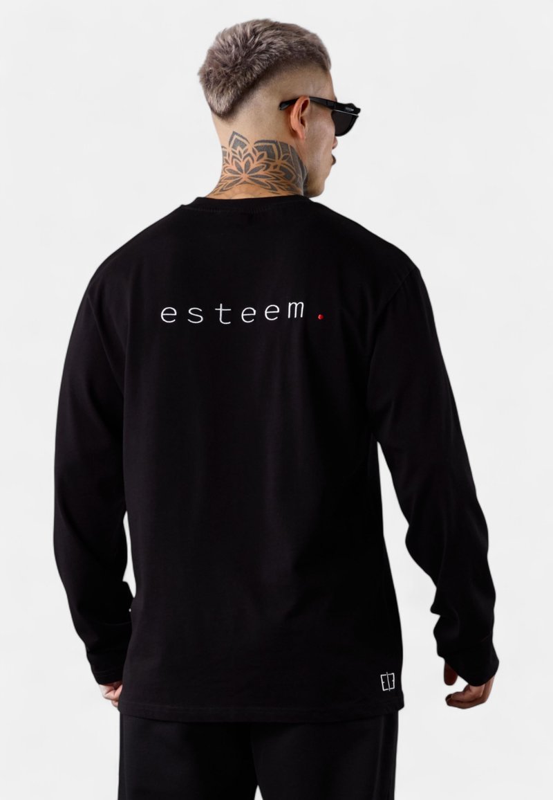 Schwarz langärmliges T-Shirt mit weißem Text "esteem." auf der Rückseite, aus weichem Stoff mit lockerer Passform und minimalistischem Design.