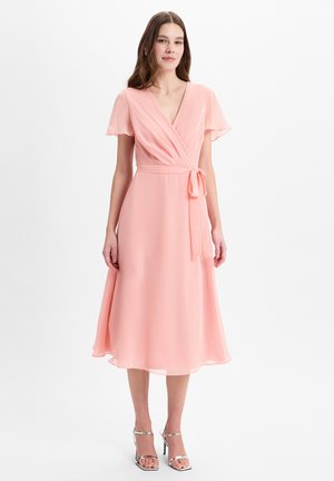 Roze chiffon wikkeljurk met korte fladdermouwen, een strikceintuur en een vloeiende rok die tot halverwege de kuit reikt, met een V-halsontwerp.