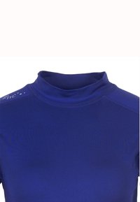 Rash guard bleu marine à manches longues avec un col haut. Matériau lisse et extensible avec des coutures plates. Logo sur l'épaule gauche.