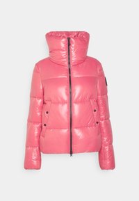 Chaqueta tipo puffer rosa con cuello alto, textura brillante, cremallera frontal, dos bolsillos laterales y botones a presión negros en las mangas.