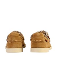 Beige Wildlederschuhe mit niedrigem Profil, ausgestattet mit einer beigefarbenen Gummisohle und hellen Schnürsenkeln, die über Stickdetails entlang der Kanten verfügen.