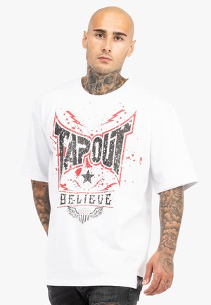 Weißes Baumwoll-T-Shirt mit einem Grafikdruck in Rot- und Schwarztönen, Text "TAPOUT" und einem Sternmotiv. Lässiger Schnitt mit kurzen Ärmeln.