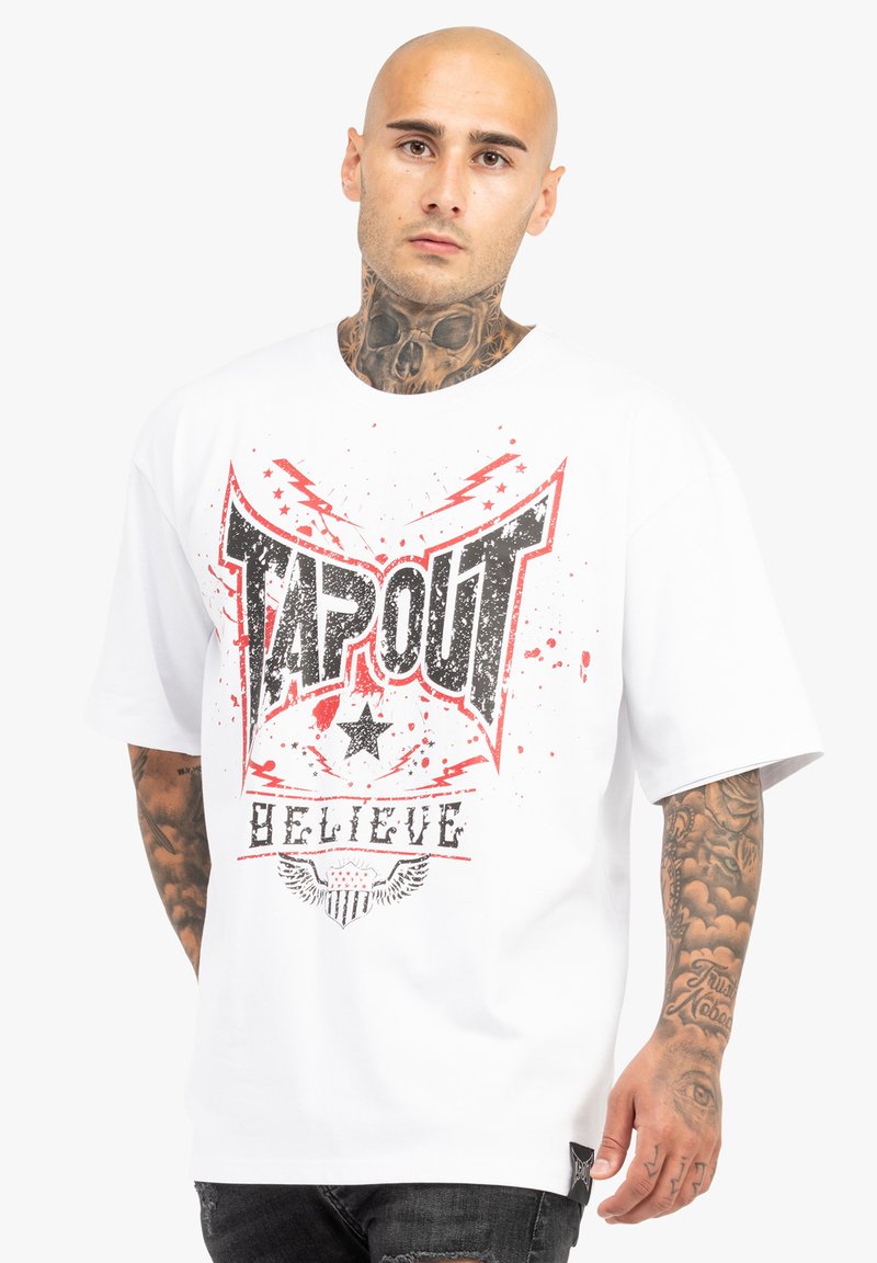 Fehér pamut póló, piros és fekete fröccsenésekkel készült grafikai nyomattal, "TAPOUT" felirattal és csillag motívummal. Laza szabású, rövid ujjú.