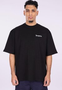 Black cotton t-shirt with short sleeves, a crew neckline, and white "Dropsize" logo on the chest. Regular fit, smooth texture.