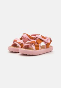 rosa Sandalen mit braunen Riemen, ausgestattet mit verstellbaren Verschlüssen, Korkfußbett und flexiblen rosafarbenen Gummisohlen. Leichtes Design für Komfort.