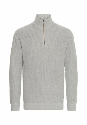 Šviesiai pilkas raukšlėtas megztinis su aukštu apykaklės dizainu ir pusiau užtrauktuku. Yra ilgomis rankovėmis ir tekstūruota apdaila.