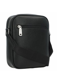 Borsa a tracolla nera in materiale sintetico testurizzato, dotata di tasca con zip frontale, hardware argentato e tracolla regolabile.