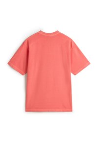 T-shirt corail rose à manches courtes et col rond, présenté de dos, avec une coupe décontractée et une couture simple le long des bords.