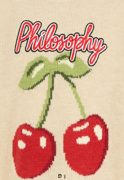 Tessuto lavorato a maglia beige con due ciliegie rosse e foglie verdi sotto la parola 'Philosophy' in corsivo rosso contornato di nero.