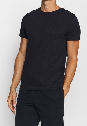 Zwart T-shirt met korte mouwen, ronde hals, gemaakt van zachte stof, met een klein logo op de linkerborst. Eenvoudig en klassiek ontwerp.