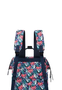Blumenmuster-Rucksack mit tiefblauem Hintergrund, ausgestattet mit verstellbaren Trägern, einer Reißverschlusstasche und verstärkten Nähten für Langlebigkeit.