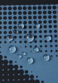 Blaues Gewebe mit einem gepunkteten Muster in Schwarz, auf dem mehrere klare Wassertropfen liegen, die auf die Wasserabweisendheit hinweisen.