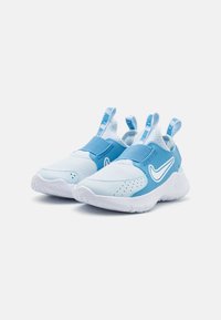 Baskets bleues et blanches avec une tige en mesh, une sangle élastique, un col rembourré et une semelle en caoutchouc texturé ; présentent un logo swoosh bien visible.