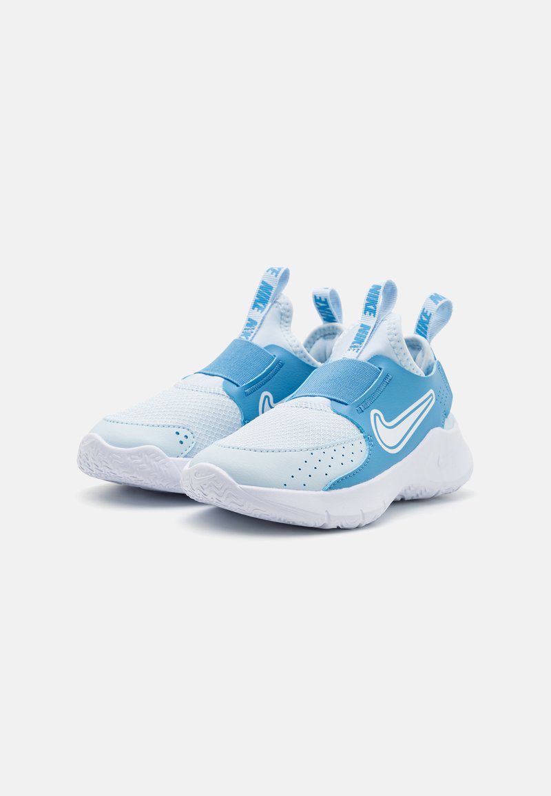 Zapatillas azules y blancas con parte superior de malla, correa elástica, cuello acolchado y suela de goma texturizada; cuenta con un logotipo del swoosh prominente.