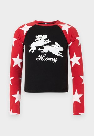 Chemise noire à manches longues avec manches rouges ornées d'étoiles blanches, deux lapins blancs pixelisés et le texte en cursive « Horny » sur le devant.