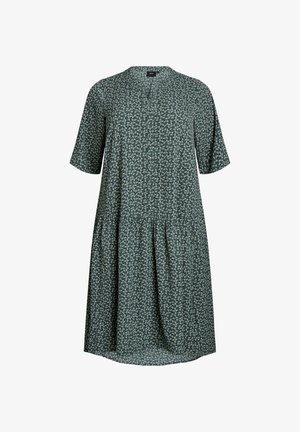 Grünes Blumen-Kleid mit kurzen Ärmeln, V-Ausschnitt und geraffter Taille. Verfügt über einen fließenden, leichten Stoff mit einer strukturierten Musterung.