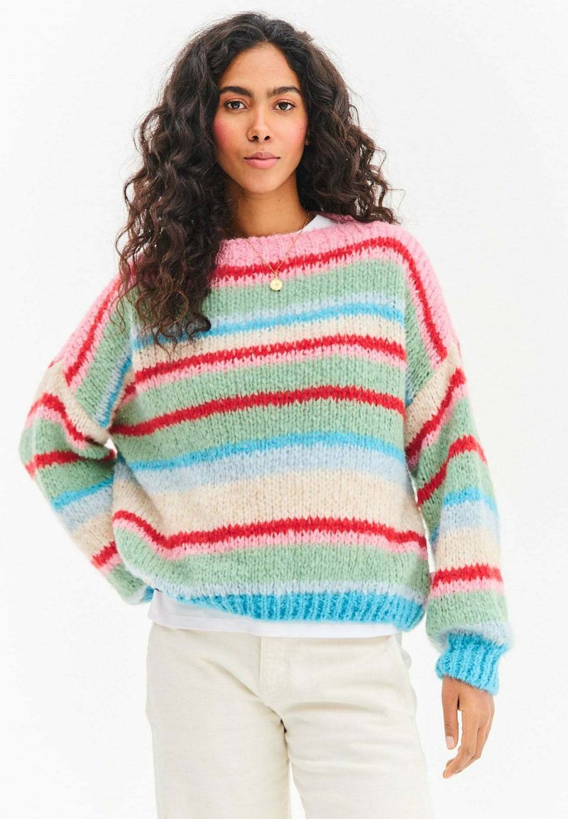 Sweter dziany o fakturze, w pastelowych kolorach, z paskami zieleni, różu, czerwieni i niebieskiego. Szerokie rękawy i luźny fason.