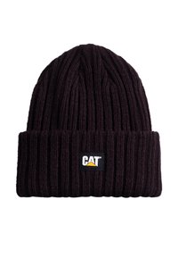 Donkerpaarse gebreide muts met ribbelstructuur, voorzien van een zwart rechthoekig label met een geel-wit logo. Zacht materiaal voor warmte.