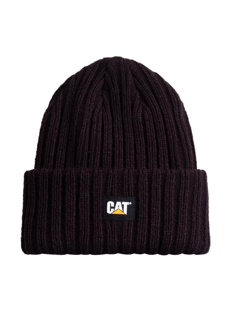 Donkerpaarse gebreide muts met ribbelstructuur, voorzien van een zwart rechthoekig label met een geel-wit logo. Zacht materiaal voor warmte.