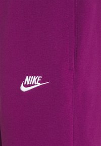 Nike Sportswear CLUB JGGR - Tepláky - viotech/viotech/white