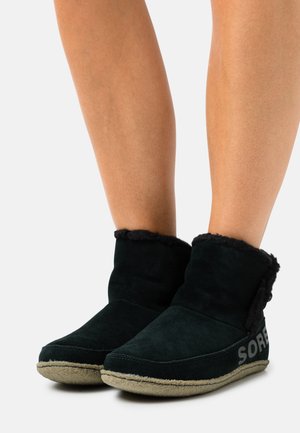 Sorel NAKISKA BOOTIE - Støvletter - black/sage