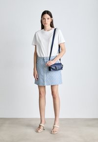 COACH POLISHED PEBBLE COVERED TABBY  - Kézitáska - deep blue