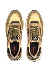 Zapatillas amarillas y marrones con texturas de malla y ante. Detalles en negro y diseño de cordones. Marca Pikolinos en la lengüeta y la plantilla.