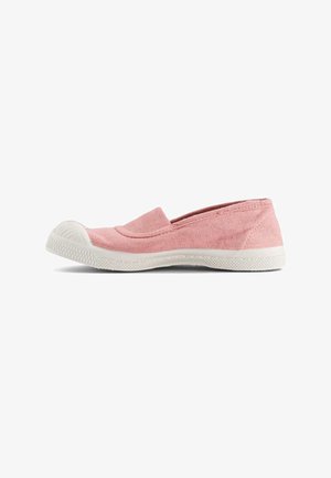 Chaussure à enfiler en toile rose avec semelle et bout en caoutchouc blanc, conçue pour un usage décontracté, vue du côté extérieur.