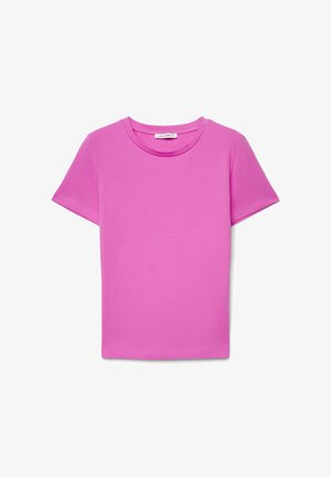 Maglietta a maniche corte e collo rotondo di colore rosa acceso, stesa su uno sfondo bianco.