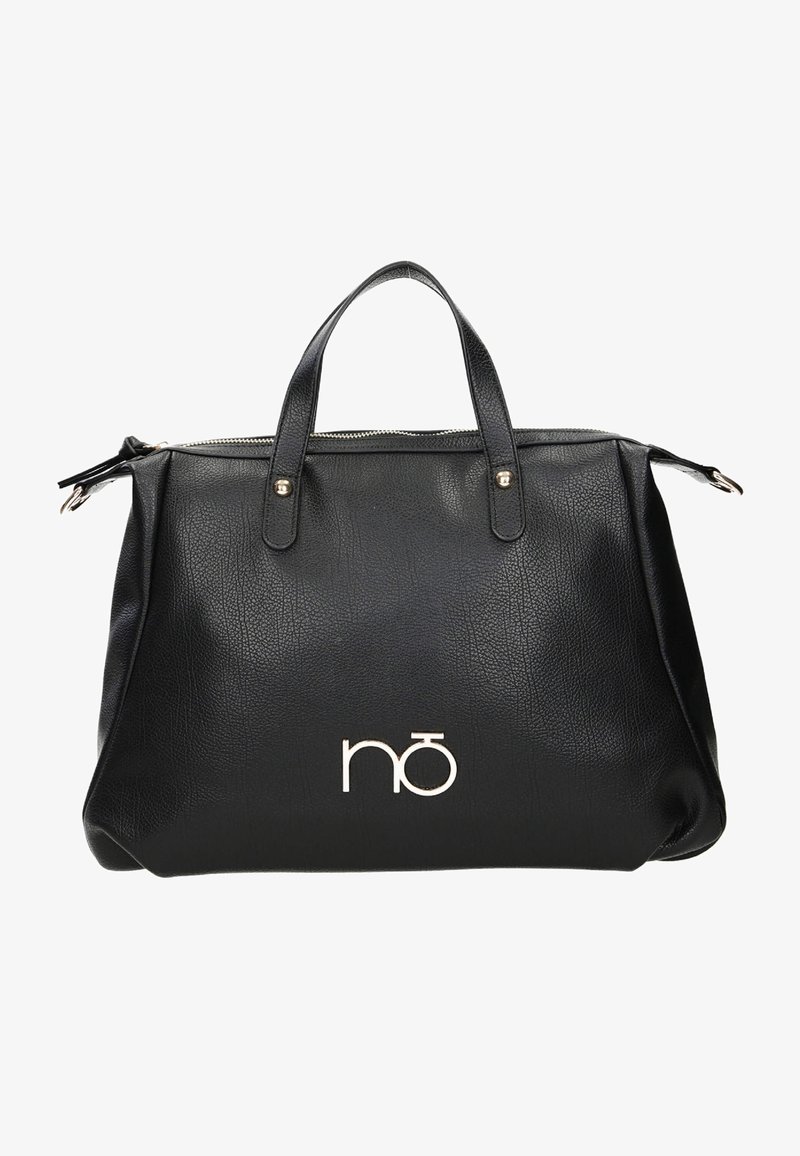 Bolso de mano de cuero negro con dos asas en la parte superior, acentos de hardware dorado y un logo metálico en la parte frontal. Cierre de cremallera en la parte superior.