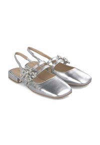 Zapatos plateados metálicos tipo slingback con puntera cuadrada, con acentos decorativos de rhinestones y correas entrecruzadas. Diseño de suela plana.