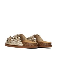 Geweven metallic beige schuifsandalen met een kurken zool. Voorzien van twee grote gespsluitingen en een plat ontwerp voor gemakkelijk aan- en uittrekken.