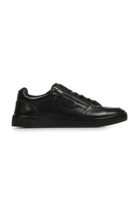 Sneaker in pelle nera con finitura texturizzata, dotato di zip laterale, lacci in contrasto e suola piatta in gomma.