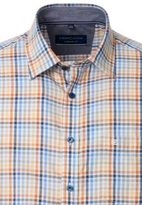 Kurzärmliges Karohemd in Orange, Blau und Creme. Mit kontrastierendem Kragen, blauen Knöpfen und einer kleinen Brusttasche. Aus Baumwollstoff.