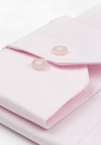 Jasnoróżowy, teksturowany kołnierzyk koszuli z dwiema przezroczystymi plastikowymi guzikami, z starannie wykończonym brzegiem i wielowarstwowym wzorem.