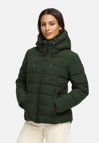 Veste matelassée vert foncé avec un col montant et une capuche intégrée. Elle présente un design matelassé, une fermeture éclair à l'avant et des accents de cordon de serrage.