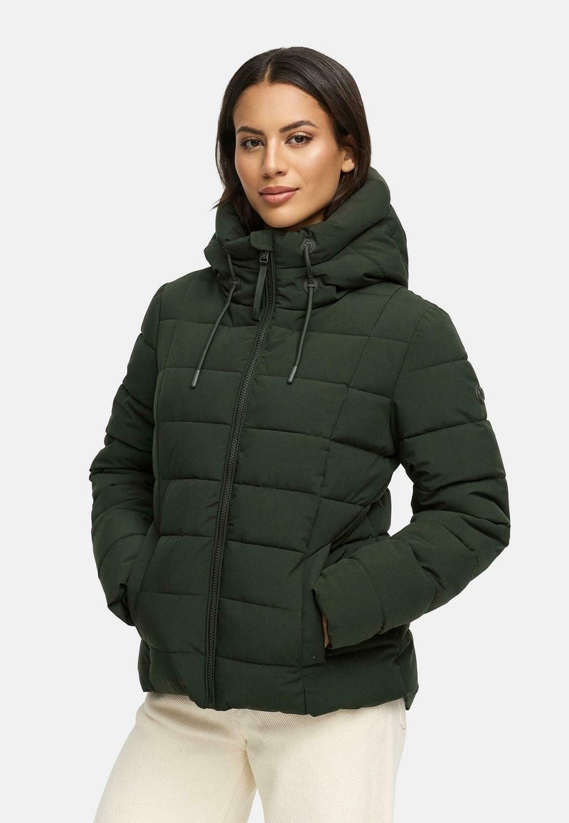 Veste matelassée vert foncé avec un col montant et une capuche intégrée. Elle présente un design matelassé, une fermeture éclair à l'avant et des accents de cordon de serrage.