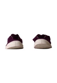 Lilla lærreds sneakers med hvide gummisåler og snørebånd, der har en tekstureret sål og rund tådesign.