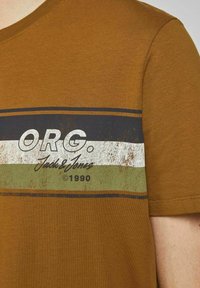 Jack & Jones JORBRADY TEE CREW NECK - Camiseta estampada - rubber