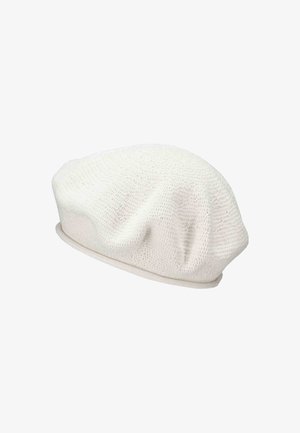 Witte gebreide baret met een zachte textuur, lichtjes ingezakte vorm en een gestikte rand. Geen patronen of extra hardware zichtbaar.