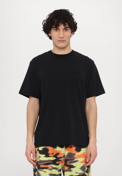 Sort bomulds t-shirt med en afslappet pasform, der har et lille, tonalt logo på venstre bryst og korte ærmer.