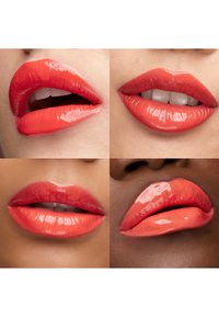 Vier close-ups van diverse lippen die glanzende, heldere koraalkleurige lippenstift dragen, met subtiele variaties in mondexpressies en huidskleuren.