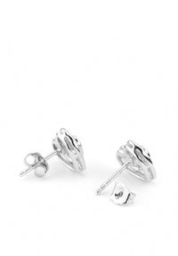 Hõbedast kõrvarõngad abstraktse väljalõikega disainiga, millel on läikiv viimistlus ja liblikakinnitus kindlaks kandmiseks.