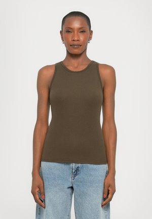 Olivenfarget ribbet tank topp med rund halslinning og brede skulderstropper, paret med lyseblå high-waisted jeans. Minimalistisk design.