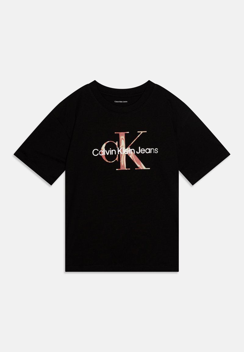 T-shirt nera in cotone con maniche corte, con un logo centrale in testo rosa e bianco: "Calvin Klein Jeans" e "CK" in un font stilizzato.