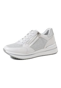 Sneaker bianco con pannello in tessuto grigio testurizzato, lacci e una cerniera laterale. Presenta una suola imbottita e sottili dettagli metallici.