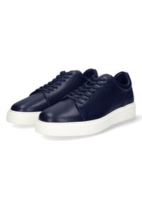 Sneakers in pelle blu scuro con pannelli testurizzati e lisci, suola piatta bianca, punta rotonda e design tradizionale con lacci.