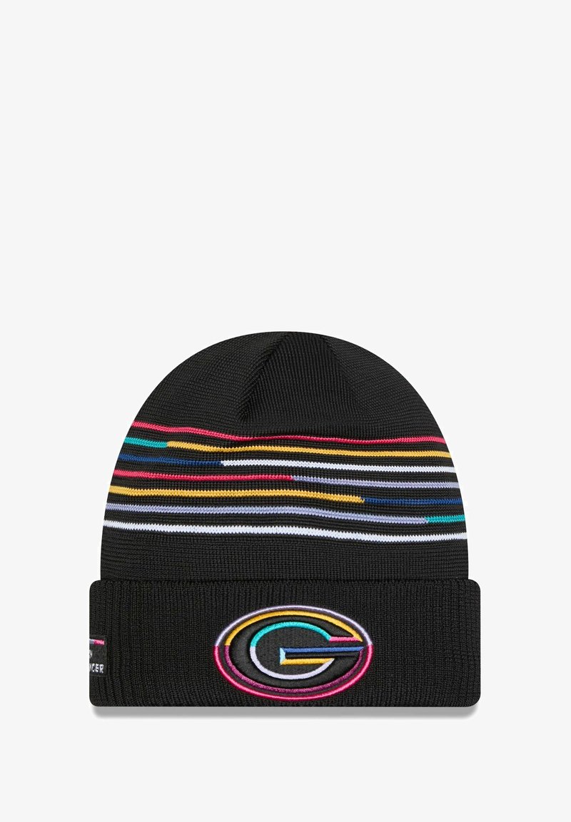Un bonnet en tricot noir avec un motif rayé coloré sur le dessus et un logo brodé bien visible sur le revers.