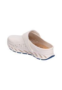 Zuecos blancos con una parte superior de plástico liso, plantilla texturizada y suela de goma azul con recortes para ventilación y acentos de diseño.