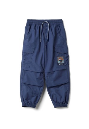 Blauwe cargobroek met elastische tailleband en boorden, voorzakken, zijflappzakken en een patch met een skateboarder en de tekst "Keep Moving NYC".